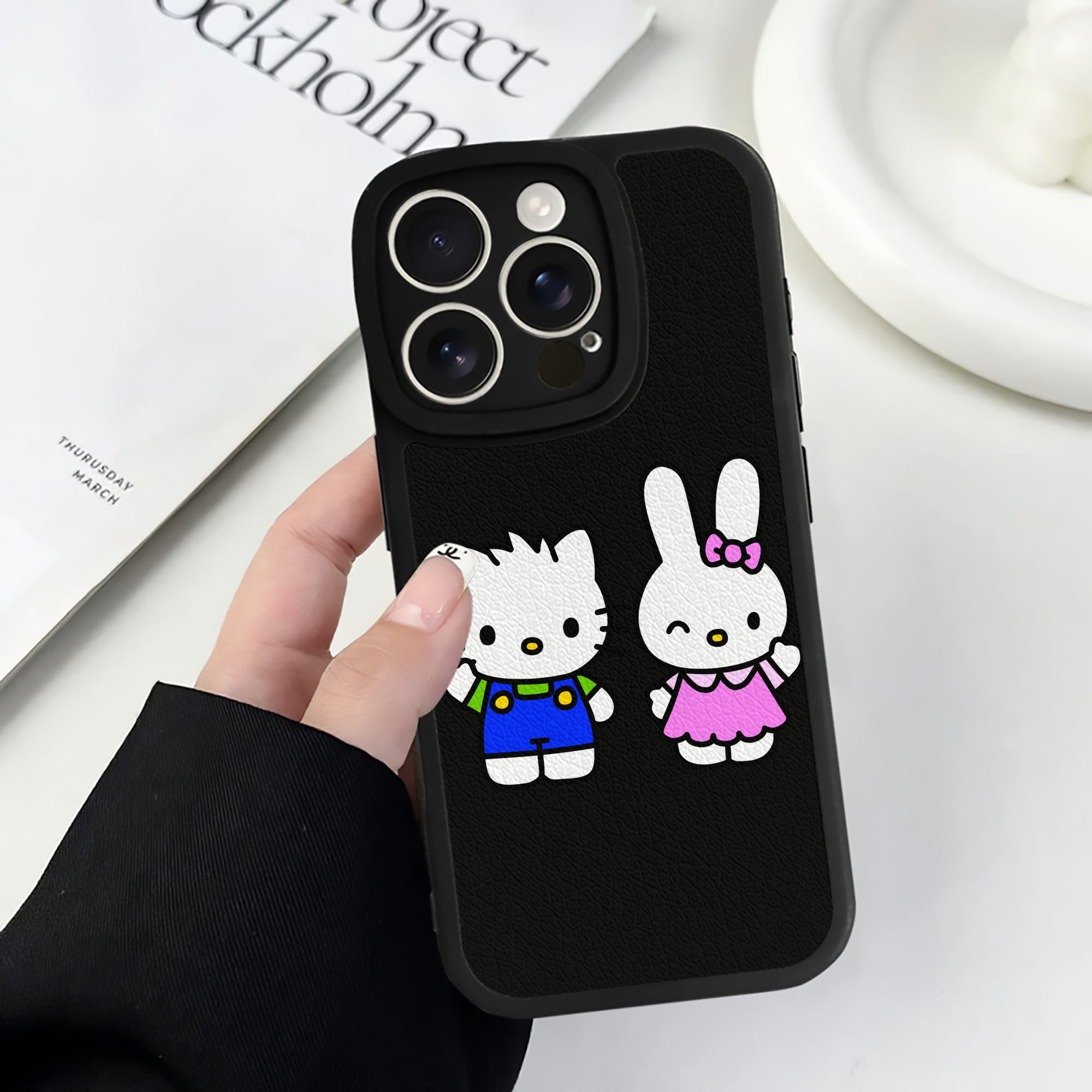 （画像用） Hello Kitty ハローキティ 【iPhone 16シリーズ対応】シリコンスマホケース（レザー調） 材質：シリコン